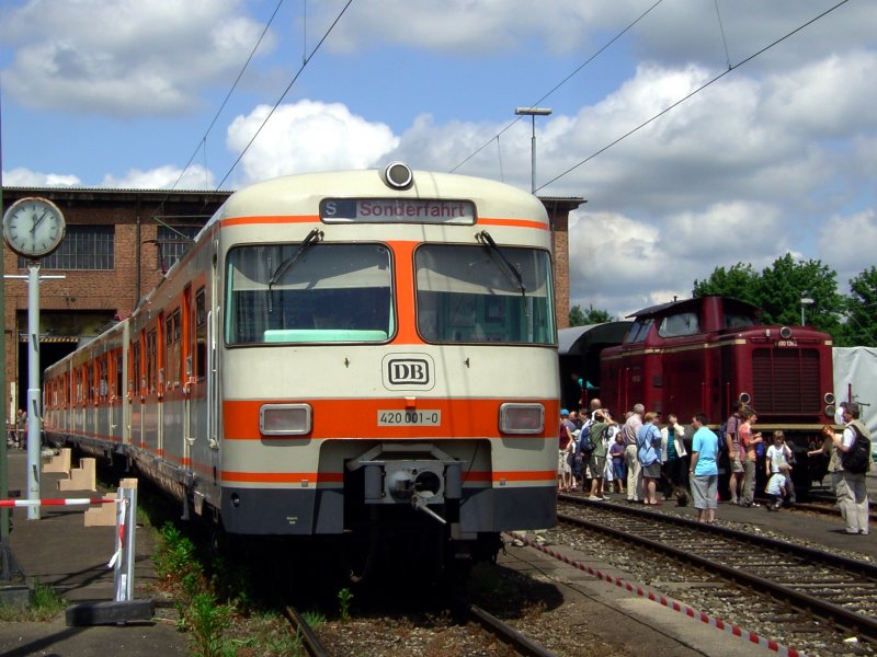 Der ET 420 001 steht abfahrbereit am 31.05.2008 im Wagenwerk Mnchen Pasing. (Tag der offenen Tr) Der ET 420 ist als Pendelzug zwischen dem Wagenwerk und dem Hbf eingesetzt worden.