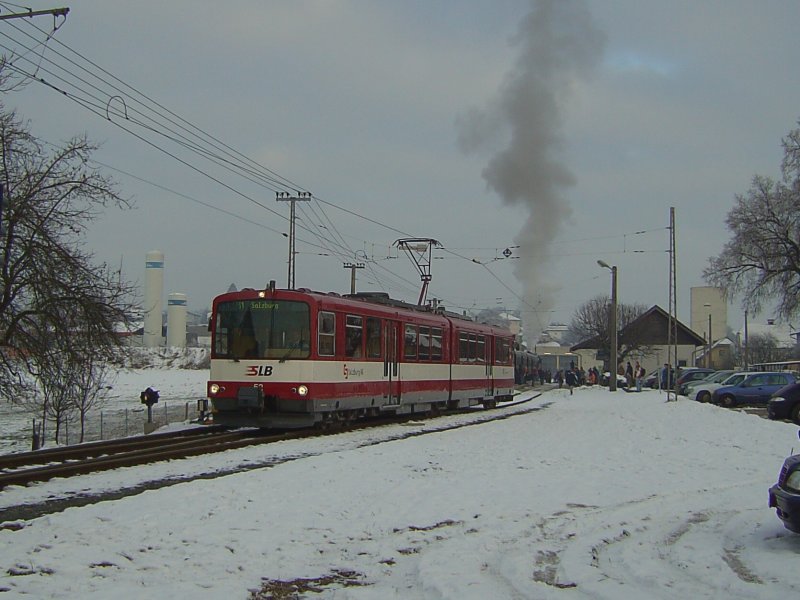 Der ET 52 der SLB am 24.12.2007 bei der Ausfahrt aus Lamprechtshausen Richtung Salzburg.  