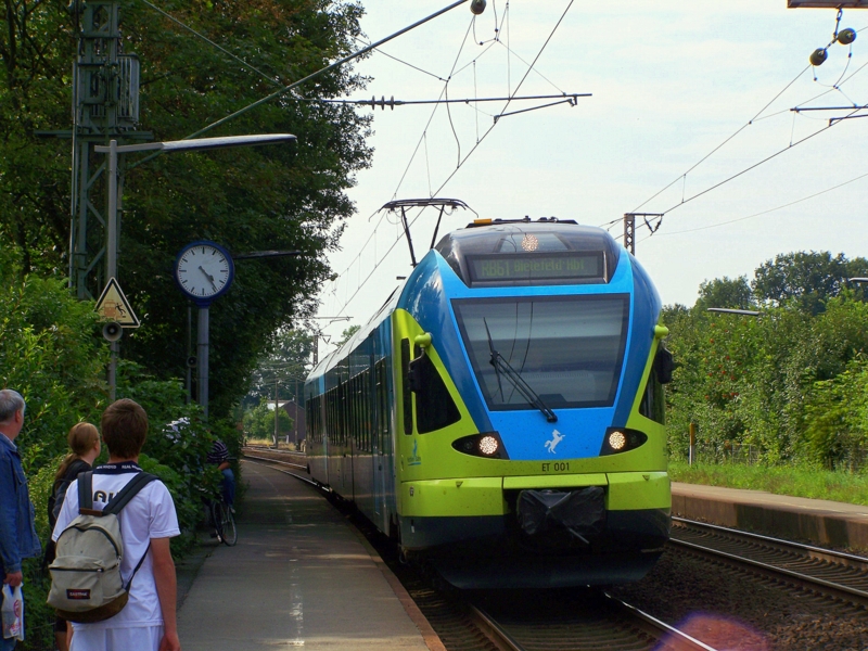 Der ET001(427 109) fhrt als RB61  Wiehengebirgs-Bahn  in Richtung Bielefeld Hbf in Ibbenbren-Esch ein. 01.08.09