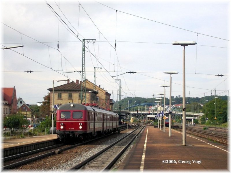 Der ET25 verlsst als  Enztler Freizeitexpress  Bad Wildbad - Stuttgart Hbf den ehemaligen badisch-wrttembergischen Grenzbahnhof Mhlacker. 01.10.06