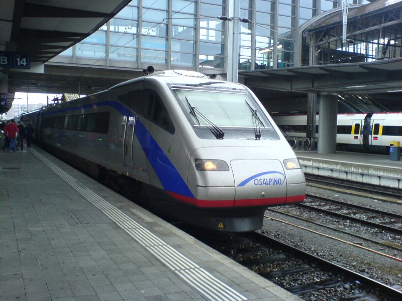 Der ETR 470 004 der Cisalpino AG mit der neuen Beklebung in Basel SBB.