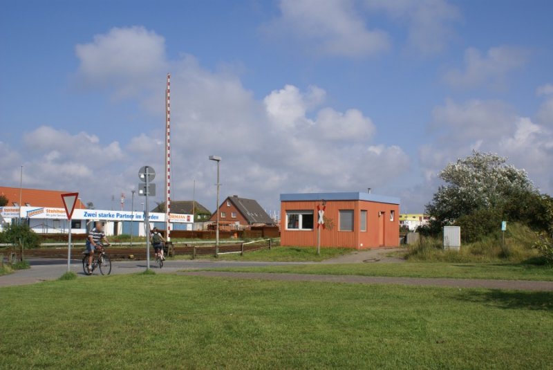 Der etwas andere Schrankenposten steht in Westerland.Hier wird aus dem containerartigen  Haus  gekurbelt.Das bliche  Bim-Bim  hrt man hier nicht, und so kann man schon mal erschrecken wenn die Schranke aufeinmal unten ist... Bild vom 24.08.2007 