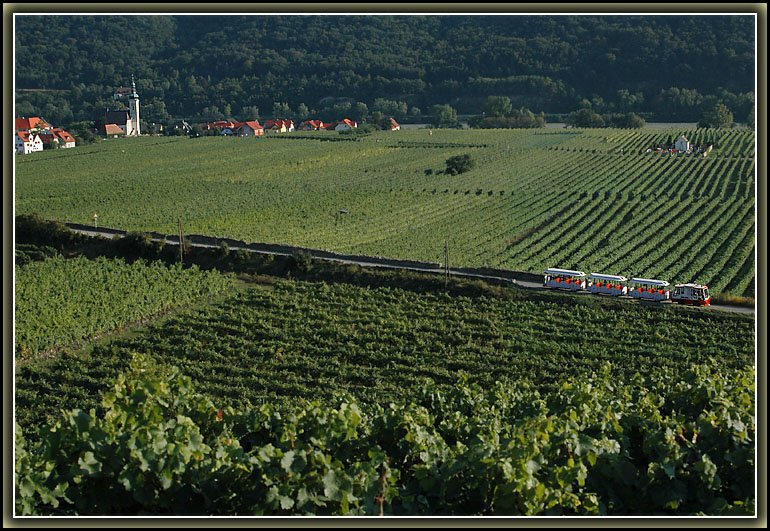 Der etwas andere Zug. Aufgenommen in der Wachau am 24.9.2006 zwischen Unterloiben und Drnstein-Oberloiben. Im Hintergrund ist Unterloiben mit der Dorfkirche zu sehen.