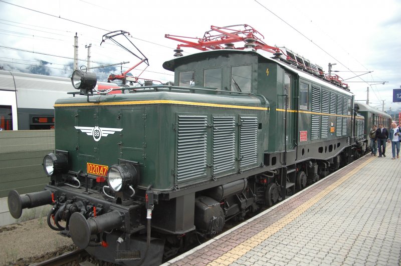 Der etwas grer Bruder von AEG,Siemens und Kraus-Maffei hergestellte 1020.47 steht am 23.08.08 bei der Parade zu `150 Jahre Eisenbahn in Tirol´ in Wrgl.