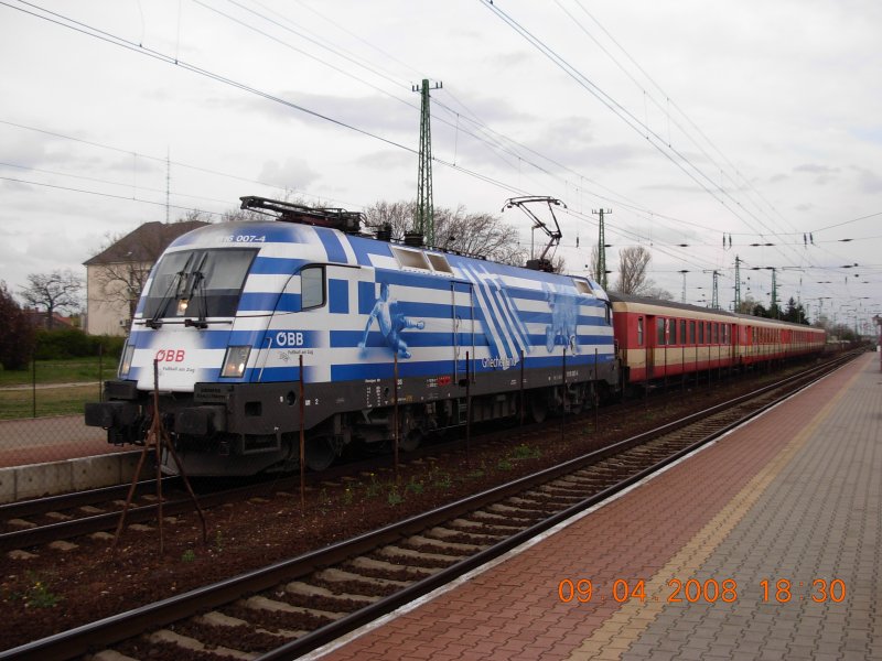 Der EURegio ER 9446 von Gyr nach Wien, hier gezogen von der griechischen EM-Lok 1116 007-4, hat im ehemaligen Grenzbahnhof Hegyeshalom einen fnfmintigen Aufenthalt, da der ungarische Lokfhrer den Zug an seinen sterreichischen Kollegen bergibt; aufgenommen am 9.4.2008.