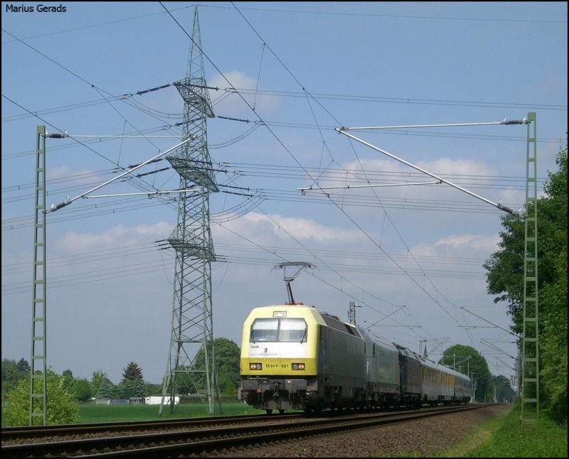 Der Euro Sprinter ES 64 P - 001 mit dem Me�zug St92981 (ca. +40)nach Herzogenrath bzw. weiter nach Aachen, hier an der ehem. Anrufschranke 13.5.2009
