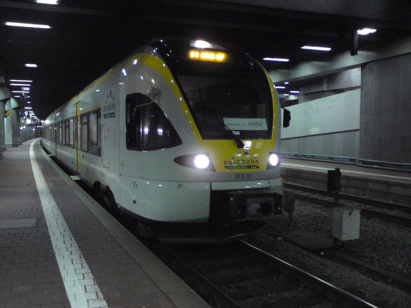 Der Eurobahn-Flirt ET 5.19 steht am Abend des 24.10.08 als CAN 31940 in Kassel-Wilhelmshhe zur Abfahrt nach Kassel Hbf bereit.