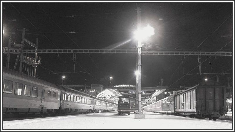 Der Eurocity aus Basel SBB und Deutschland ist eingetroffen, daneben wartet der Schnellzug nach St.Moritz mit Gterwagen und Speisewagen am Schluss. Bahnhof Chur (08.02.2007)