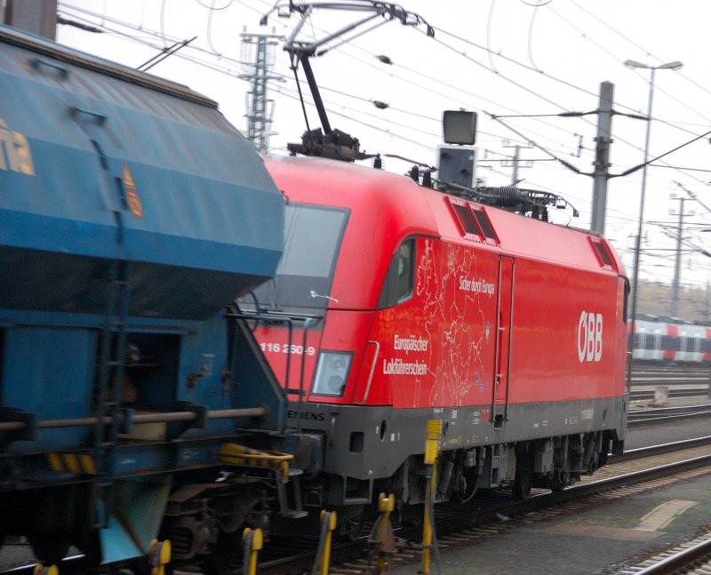 Der  europische Lokfhrerschein  auf der berholspur... Sicher durch Europa... angesichts von ICE-Misere, Lokfhrermangel und hnlichem der einzig wahre Weg. Die etwas andere, dynamische Sicht auf 1116 260-9 und ihre Werbung... (Linz/Do, 10.11.2008)