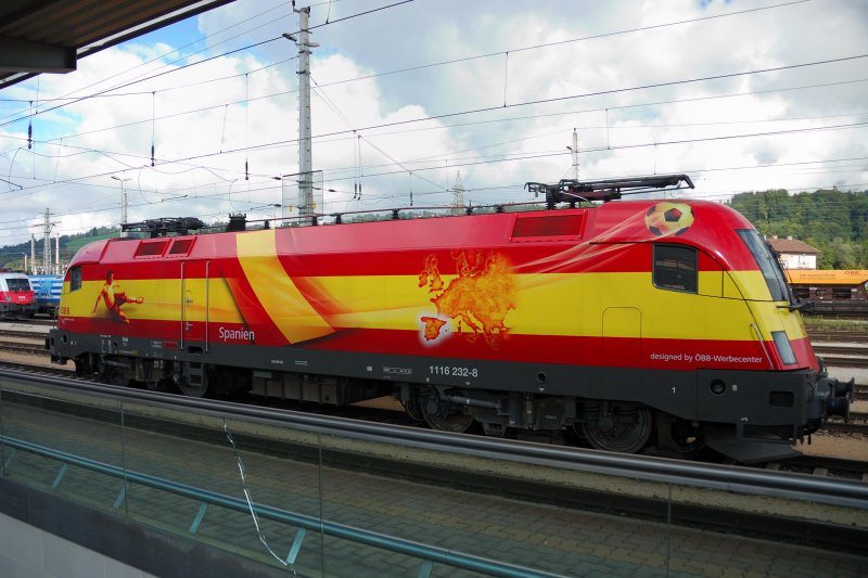 Der Europameister auf Grat-Wanderung: 1116 232-8 versucht sich auf einem Gelnder... Ob das Glas durch ihn gebrochen ist?  (Wrgl, 24.08.2008)