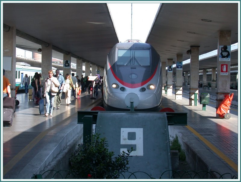 Der Eurostar ist soeben auf Gleis 9 in Firenze SMN eingefahren (23.04.2007)