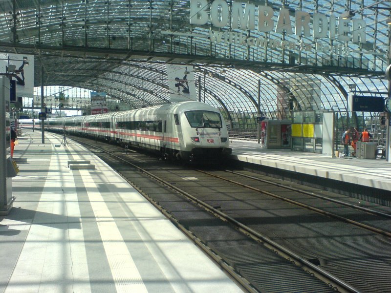 Der Ex Metropolitan bei der durchfahrt im Berliner Hauptbahnhof. 