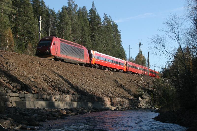 Der Express von Oslo nach Stavanger - mit Zuglok El 18.2242 - zwischen Kongsberg und Nordagutu; 17.10.2009