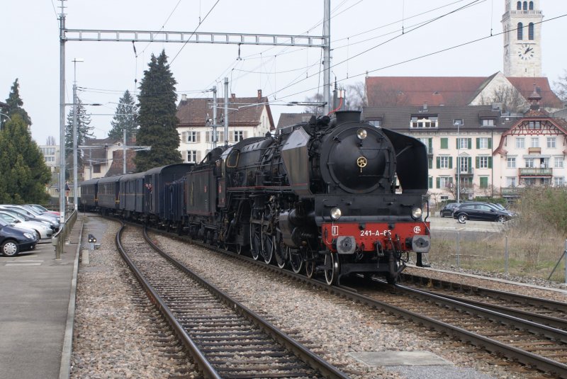 Der Extrazug des Vereins 241.A.65 fhrt am 4.4.09 in Romanshorn ein.