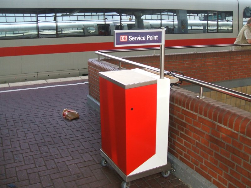 Der fahrbare Service - Point in Dortmund Hbf,Bahnsteig 11 + 16,
dieser wird eingesetzt zur Entlastung des Aufsichtpersonal`s bei
hohem Reiseaufkommen und grsseren Zug Versptungen.(28.07.2007)  