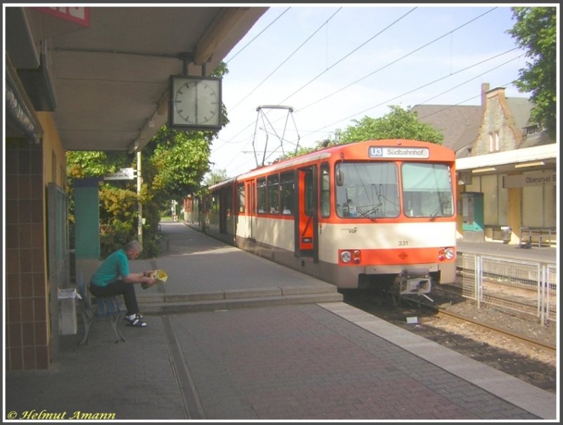 Der Fahrer des 1. Zuges der U3 nach Frankfurt am Main-Sdbahnhof geno am 26.05.2007 seine Pause an der Station Oberursel Bahnhof vor der Rckfahrt bei dem schnen Wetter im Freien. Der Zug war mit den U2h-Triebwagen 331 und 326 bestckt, zwei von insgesamt vier der letzten ihrer Bauart, die noch in alter Farbgebung lackiert sind.