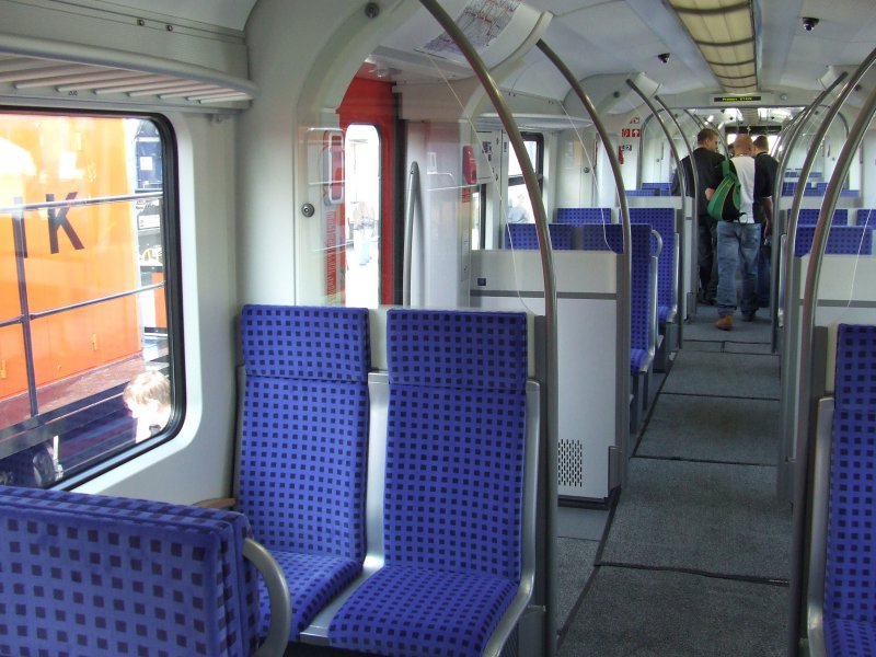 Der Fahrgastraum des neuen ET 422 005 auf der Innotrans 2008.