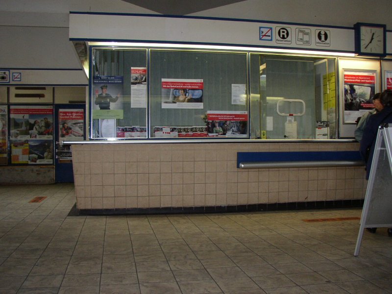 Der Fahrkartenschalter im Bahnhof  Gerolstein , wenn er geschlossen ist.            30.07.07