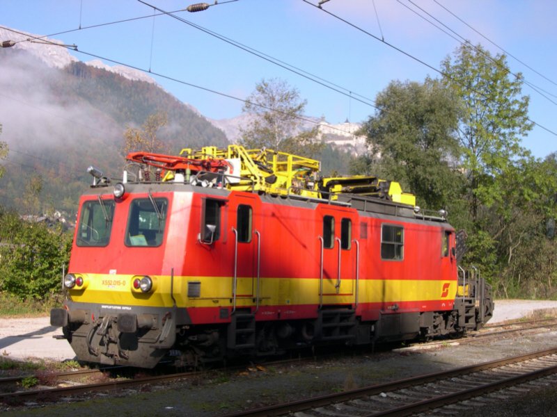 Der Fahrleitungs-Montagewagen X 552 015-0 wartet am 16.10.2005 in Werfen auf neue Einstze. Im Hintergrund ist die Burg Hohenwerfen zu erkennen, die in gut 20 min Gehzeit vom Bahnhof Werfen zu erreichen ist.