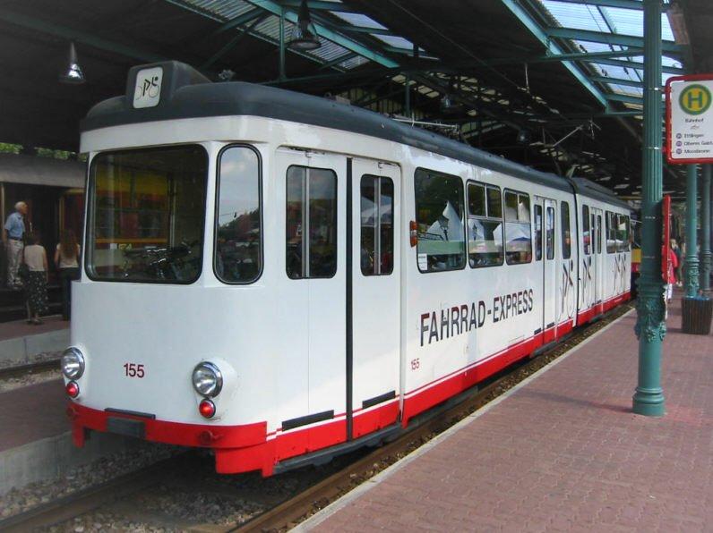 Der  Fahrrad-Express  des KVV im Bahnhof von Bad Herrenalb am 24.08.2003. Ein speziell umgebauter alter Strassenbahn-Wagen wird hinter einen normalen Stadtbahn-Wagen gehngt und dient dem Transport von Fahrrdern der Fahrgste in das beliebte Naherholungsziel.