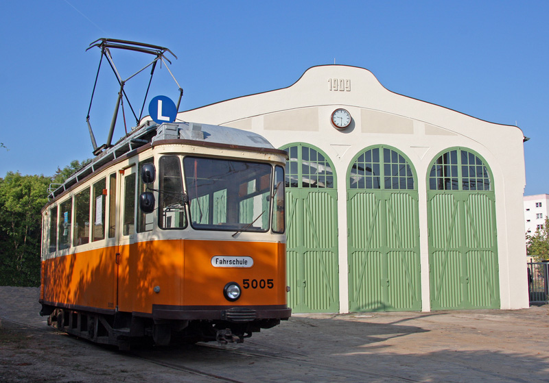 Der Fahrschultriebwagen Nr.5005 steht am 19.09.2009 vor dem 100 Jahre alten Straenbahndepot in Schkeuditz.
