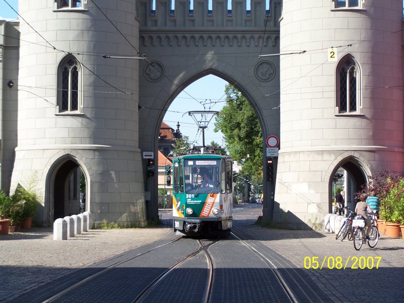 Der Fahrschulwagen 301 bei der Durchfahrt durch das Nauener Tor.