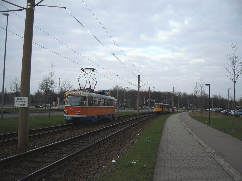 Der Fahrschulwagen der IFTEC 5001 ist in Leipzig-Grnau unterwegs und erreicht gleich die Hst. Schnauer Ring.
30.03.2009