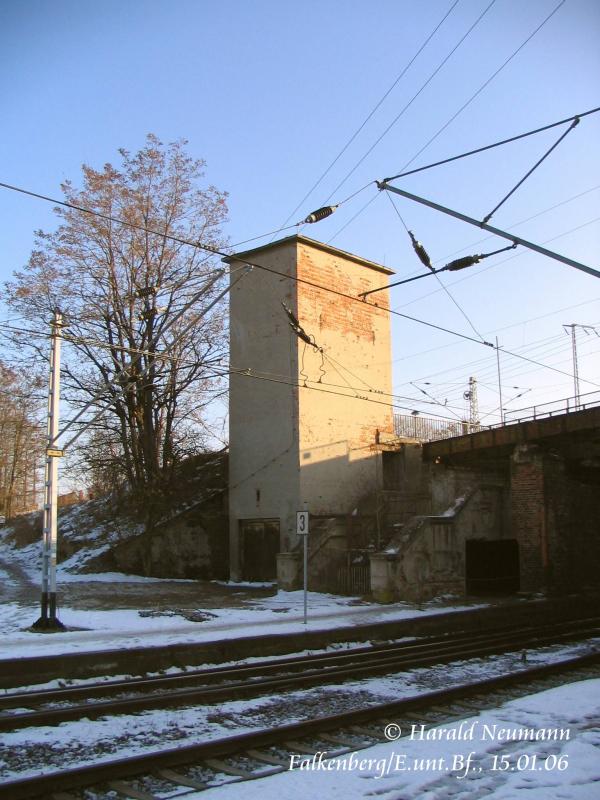 Der Fahrstuhlturm vom unteren zum oberen Bahnhof ist schon ewig auer Betrieb. Aber mit dem Neubau des Kreuzungsbauwerks gibt's bald neue auf diesem Bahnhof. 2005 soll es nun doch endlich losgehen.