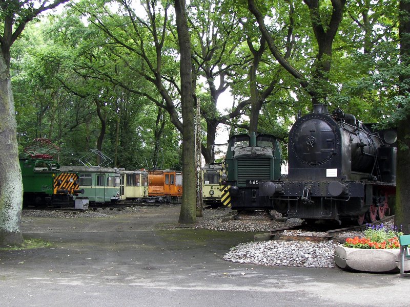 Der Fahrzeug-Park historischen Eisen- und Straenbahnfahrzeugen im Heimatmuseum  Unser-Fritz  in Wanne-Eickel. Leider kann man den stndigen Verfall der Fahrzeuge regelrecht verfolgen. Der Eintritt im Museum ist frei, ein Ort fr die Brger. 