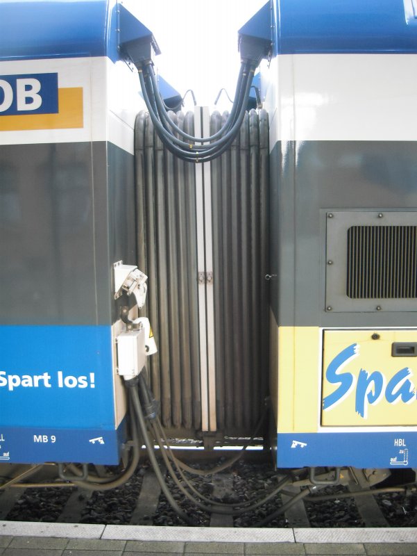 Der Faltenbalg des  InterConnex ist luftdicht abgeschlossen. Oben links steht nicht etwa  DB , sondern NOB - das knnte tuschen :)