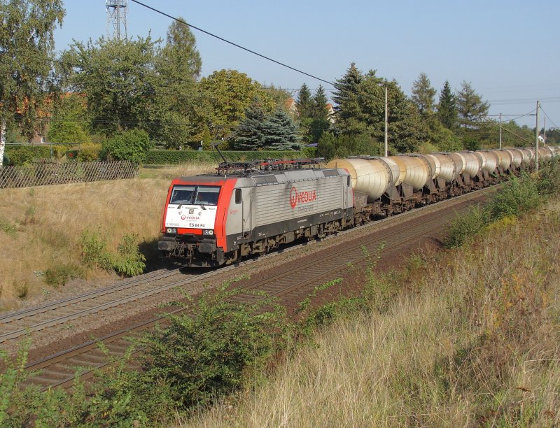 Der Fang des Tages gleich nach 5 Minuten an meiner Fotostelle, und das an einem Sonntag :-) 189 093 von Veolia Transport mit einem Ganzzug Kesselwagen. Der Zug fuhr in Richtung Braunschweig, fotografiert am 20.09.2009 in Magdeburg Diesdorf.