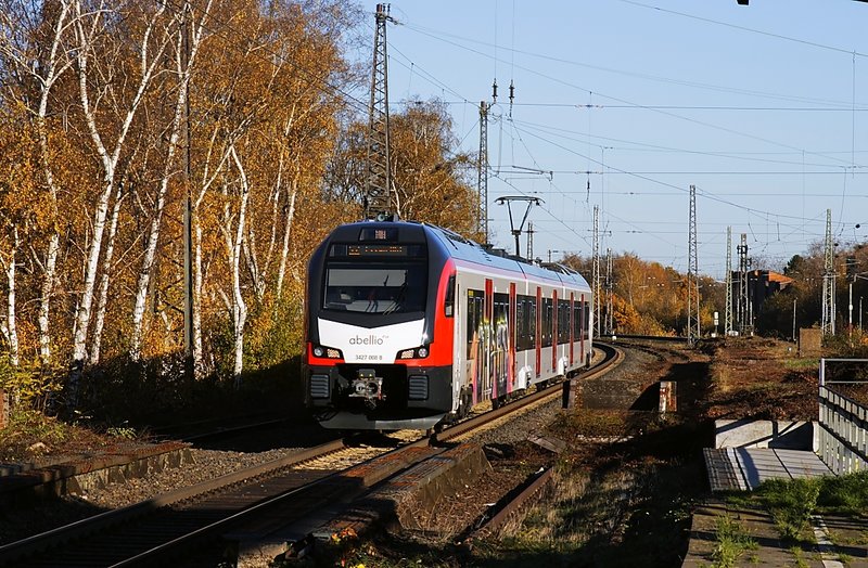 Der in den Farben der Regiobahn lackierte 3427 008 trifft auf der  