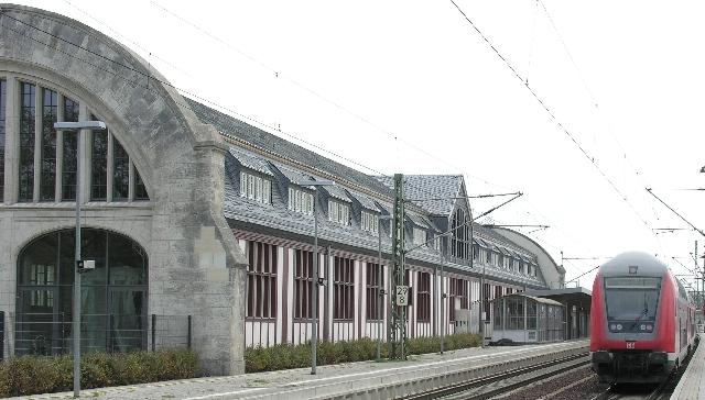 Der fast fertiggestellte Kaiserbahnhof in Potsdam war am 19.4.2005 erstmalig ohne Bauzaun zu sehen. Am Bahnsteig hlt der RE1 nach Eisenhttenstadt.