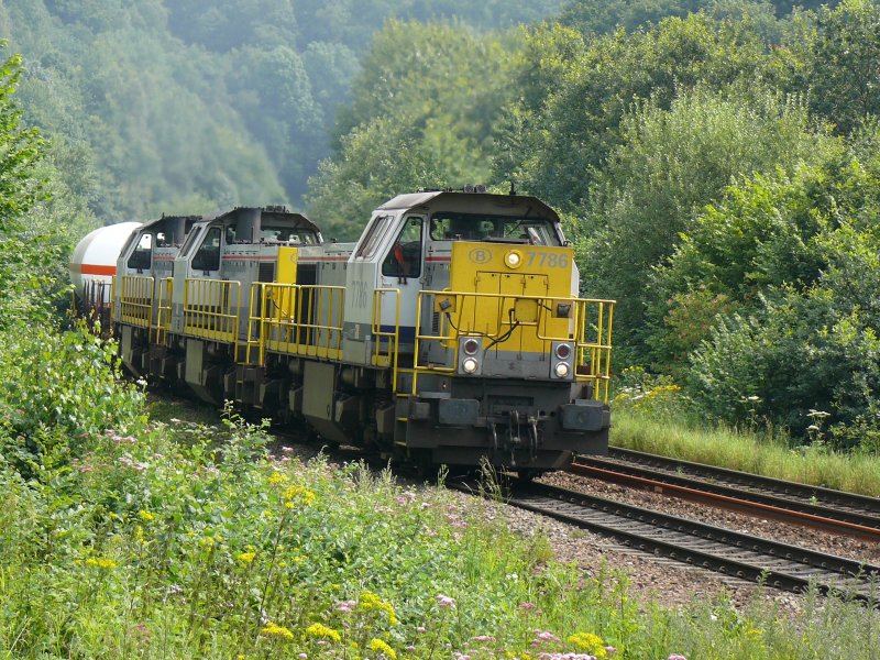 Der fast schon fahrplanmssige Gterzug mit der blichen Dreiertraktion 7786 + 7836 + 7773 von Aachen-West kommend auf dem Weg nach Montzen passiert die Brcke bei Botzelaer/Gemmenich. Aufgenommen am 26/07/2008.