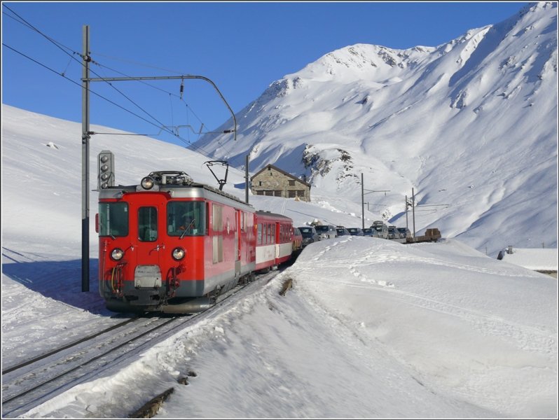 Der fast vollstndig besetzte Autozug mit Deh 4/4 kurz vor Ntschen. (10.01.2009)