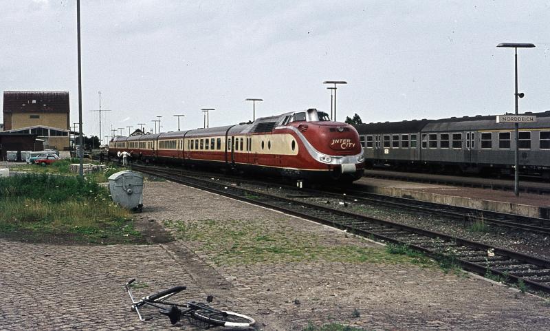 Der Ferien Sonderzug VT 11 ist an seinem Endpunkt Norddeich angekommen und wartet auf die Rckkehr nach Sddeutschland im Sommer 72