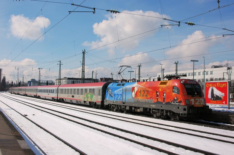 Der Feuerwehr-Stier (1116 250) am 25.02.09 mit EC 113 nach Klagenfurt in M�nchen Ost