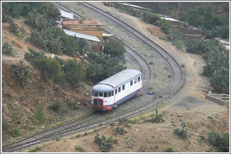 Der Fiat Railcar Nr 2 verlsst die Ausweichstelle Shegerini oberhalb von Arbaroba auf dem Weg ans Rote Meer. Das Foto habe ich aufgenommen vom nachfolgenden Dampfzug, ebenfalls mit Ziel Massawa. (29.10.2008)