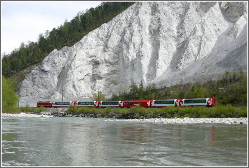 Der Flimser Bergsturz hat einmal vor gut 10000 Jahren das ganze Tal aufgefllt und nur der Rhein und die RhB haben den Weg durch die Schlucht gefunden, respektive der Rhein hat sie gegraben. Glacier Express 910 auf dem Weg nach Chur. (03.05.2008)