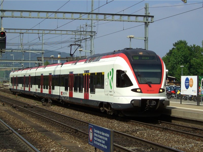 Der Flirt 521 011 am 29.08.2008 bei der Einfahrt in Liestal 