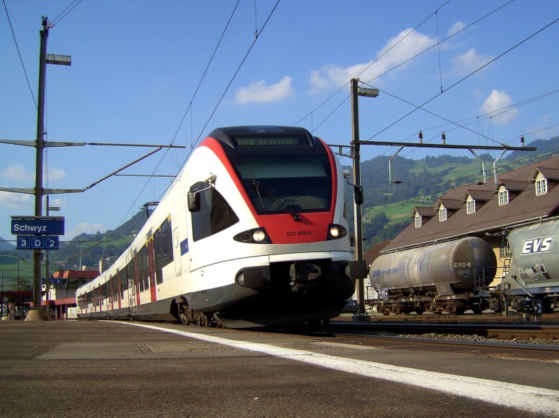 Der Flirt 523 006 am 27.08.2008 bei der Ausfahrt in Schwyz 