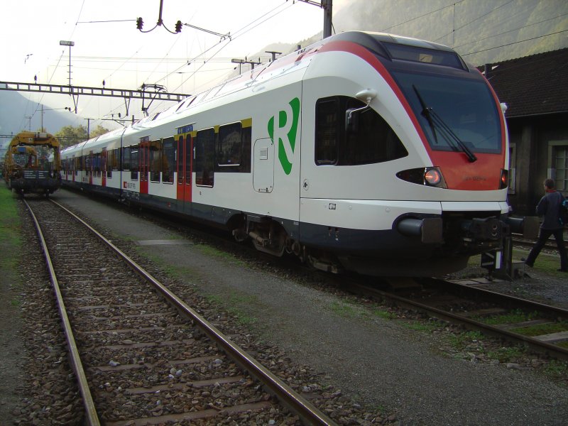 Der Flirt Triebwagen RABe 521 029-9 ist ausgestellt in Erstfeld. (08.09.2007)  
