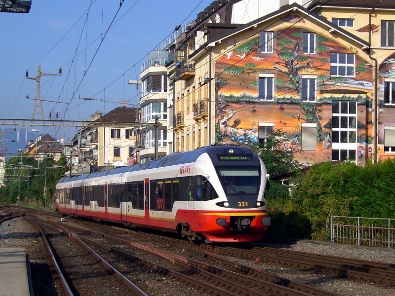 Der Flirt der TRN am 28.08.2008 bei der Einfahrt aus Neuchtel 