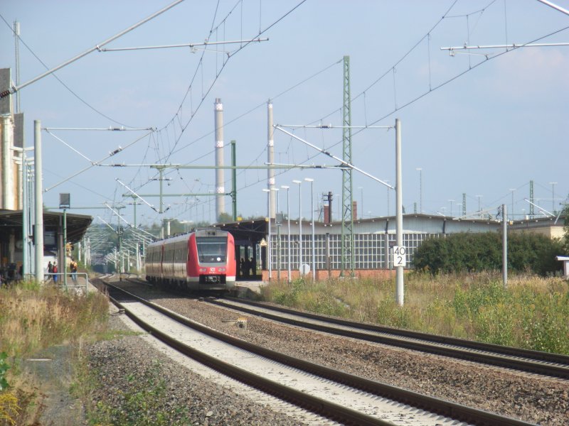 Der  Franken-Sachsen-Express  (IRE 3089) ist gerade auf Gleis 2 des Freiberger Bahnhofes eingefahren und wird in Krze seine Fahrt nach Dresden fortsetzen, im Hintergrund gut zu erkennen sind die beiden groen 200-Meter-Schornsteine von Muldenhtten, dem ltesten, sich noch in Betrieb befindlichen Httenstandort in Deutschland, 11.09.08