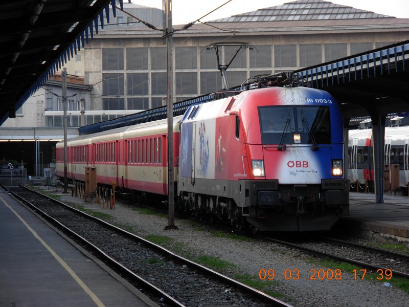 Der franzsische EM-Taurus (1116 003) wird in wenigen Minuten mit dem ER 9433 den Wiener Ostbahnhof in die ungarische Stadt Gyr verlassen (9.3.2008).