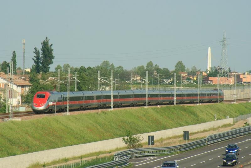 Der Frecciarossa mit voller Geschwindigkeit zwischen Bologna und Milano bei Reggio Emilia; 03.05.2009