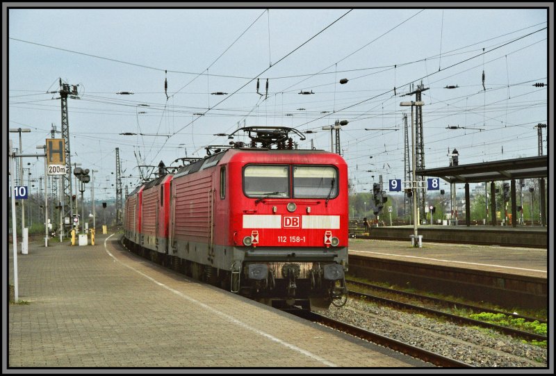 Der Freitagliche Lokzug nach Dessau. Der Zug bestand aus den Dsseldorfer 143 304,583 und aus den beiden Dortmundern 143 199 und 112 158. Aufgenommen am 13.04.2007 in Hamm (Westf).
