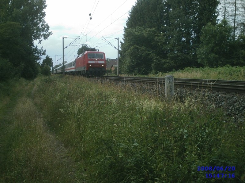 Der Freitags-IC von Hannover nach Leipzig mit 120 114.
Dieser Zug wird regelmig mit 6 IC-Wagen (ohne Steuerwagen)
und einer 120 bespannt. Der Zug hat eine Verptung von ca.
15 Minuten.