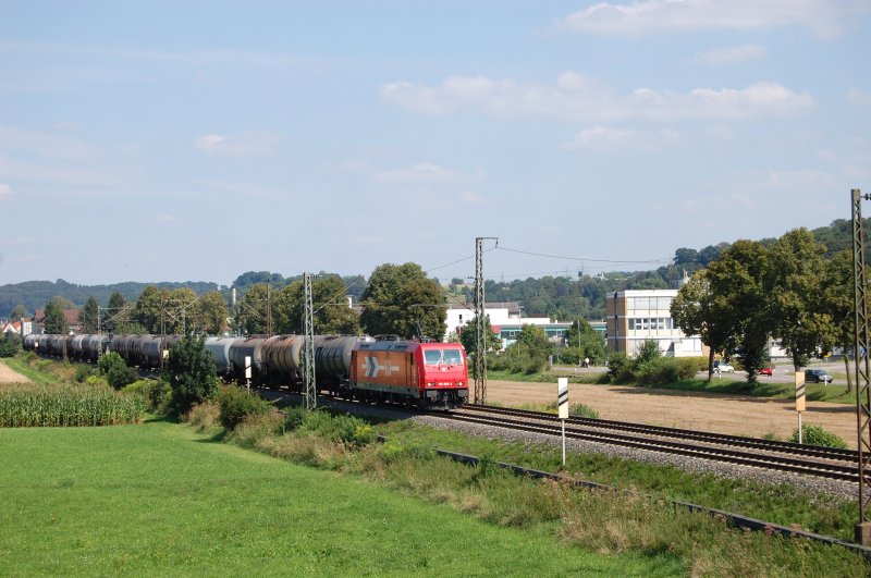 Der freundliche Lokfhrer der 185 605-3 der HGK, welche einen langen Kesselzug am Haken hatte, grte die Fotografen bei km 30 der Filsbahn am 6.8.2009 mit einem lauten Pfiff. Vielen Dank dafr und lieben Gru zurck! 