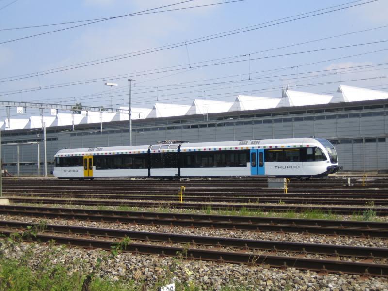 Der frisch abgelieferte RABe 526 745 stand am 3.9.05 in der UA Oberwinterthur.